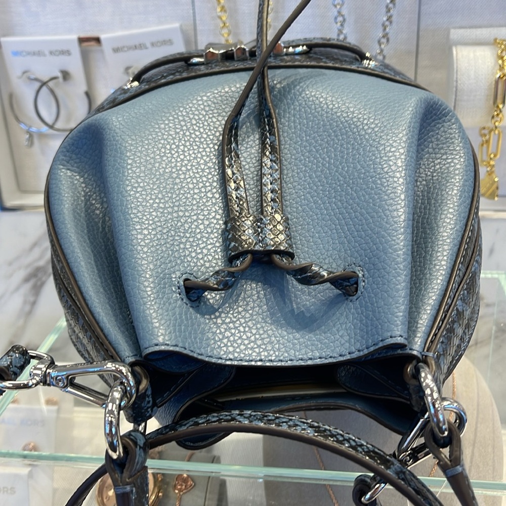 MICHAEL KORS
Reed Md Pebbled Leather Belted Bucket Messenger Satchel Crossbody - Picture 9 of 16